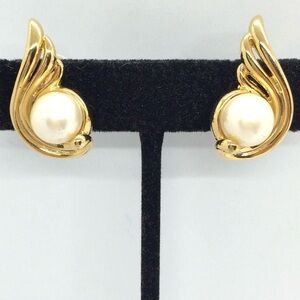 VINTAGE MARVELLA EAR CLIMBLER CLIP ON EARRINGS PEARL GOLD TONE WINGS DEADSTOCK